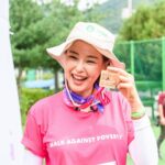 Lee Hanee Instagram - 드디어 옥스팜워크! 긴 팬데믹을 뚫고 우리 함께 걸을 수 있는 날이 왔네요!^^ . Oxfam 소외된 여성과 소녀를 위한 소중한 발걸음. 걷기 참 좋은 가을날, 남녀노소 걷기 좋은 코스로 (심지어 유모차로 가능한) 10키로 걷기 완주 도전해보세요. 특히나 아이들과 함께 오시면 기부와 걷기, 좋은 추억이 되실 것 같아요. 이번주 14일 토요일 우리 강원도 인제에서 만나요! . @oxfamkorea #옥스팜 #옥스팜워크 #걷는기부 #여성과소녀를위한발걸음