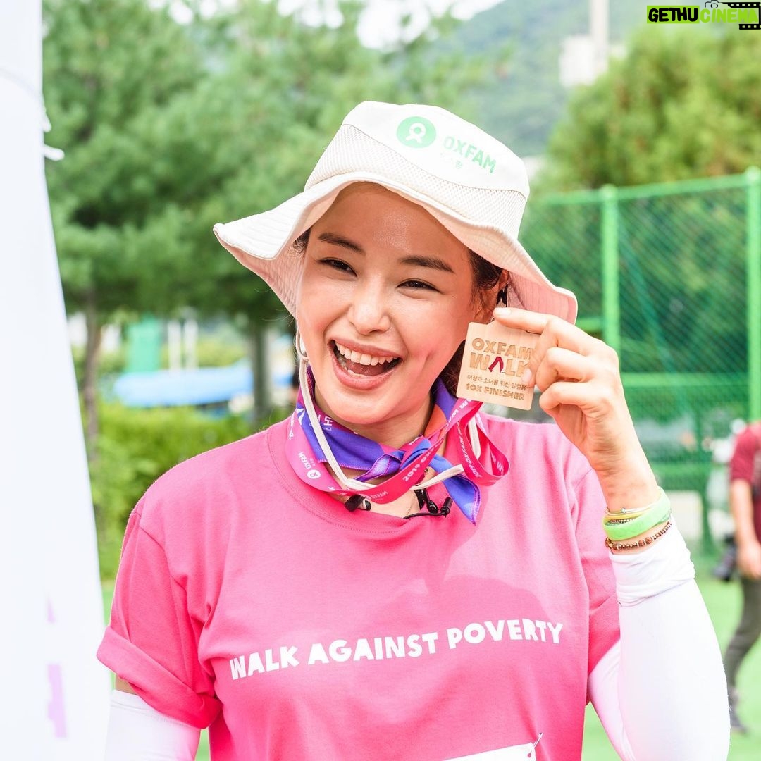 Lee Hanee Instagram - 드디어 옥스팜워크! 긴 팬데믹을 뚫고 우리 함께 걸을 수 있는 날이 왔네요!^^ . Oxfam 소외된 여성과 소녀를 위한 소중한 발걸음. 걷기 참 좋은 가을날, 남녀노소 걷기 좋은 코스로 (심지어 유모차로 가능한) 10키로 걷기 완주 도전해보세요. 특히나 아이들과 함께 오시면 기부와 걷기, 좋은 추억이 되실 것 같아요. 이번주 14일 토요일 우리 강원도 인제에서 만나요! . @oxfamkorea #옥스팜 #옥스팜워크 #걷는기부 #여성과소녀를위한발걸음