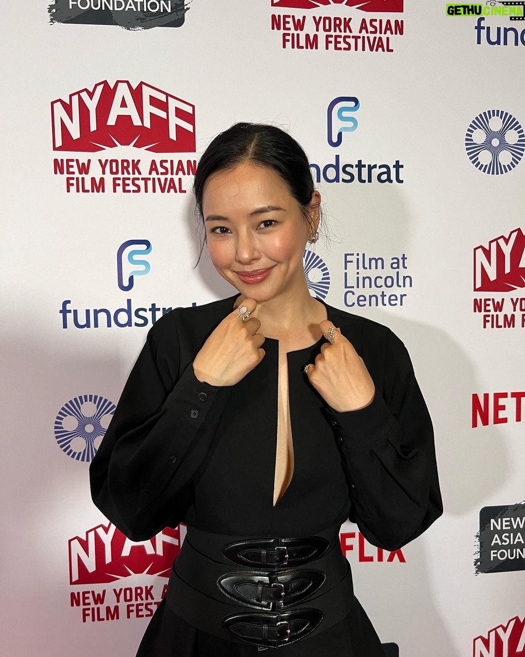 Lee Hanee Instagram - NYAFF Red carpet ❤️ . 킬링로맨스 가족들과 같이여서 더 감사했던 🙏