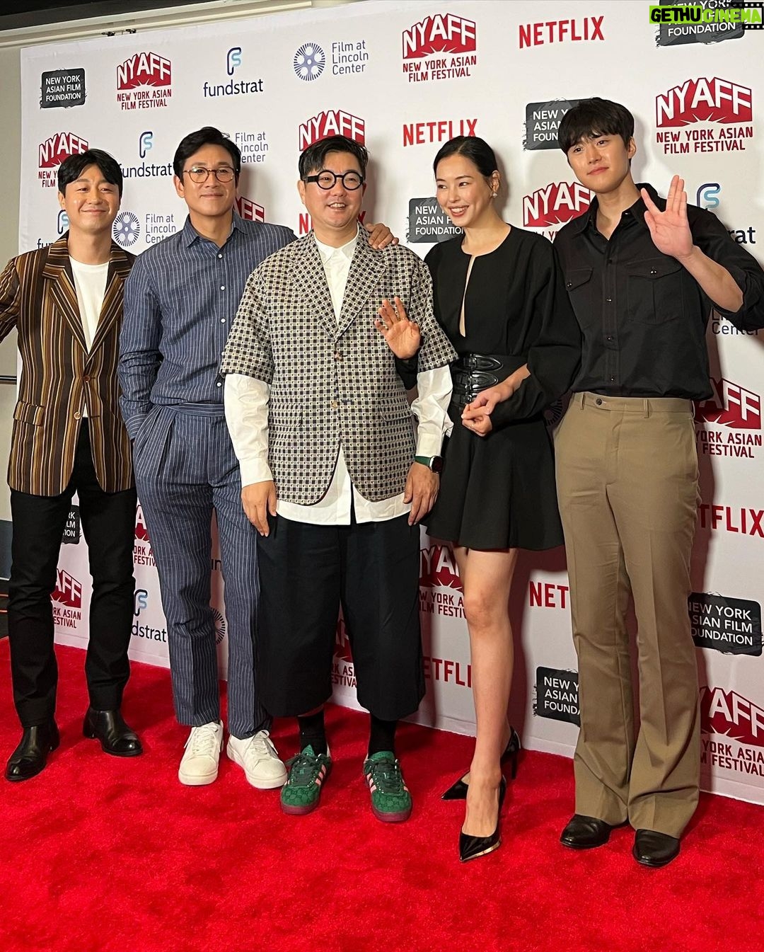Lee Hanee Instagram - NYAFF Red carpet ❤️ . 킬링로맨스 가족들과 같이여서 더 감사했던 🙏