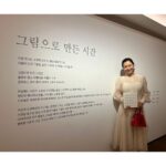 Lee Hanee Instagram - ‘그림으로 만든 시간’ 전시 . 그림으로 만든 시간들이 이제 그림으로 남아, 소중한 이들과 나눌수 있게 되었네요. 그림을 그리는 그 시간만큼은 현실을 벗어나 다른 세계에 다녀 올 수 있는, 근사한 여행을 다녀오는 것 같았어요. . 그림을 그리는 일이 얼마나 멋지고 신나는 일인지 알려주시고, 이 모든것이 가능하도록 함께 꿈꾸고 도와주신 세젤귀 울 소연선생님 @pugeun , 그리고 늘 센스넘는 모리함 @moryham_exhibition 가족들 감사 또 감사드립니다. 🙏🧡 . P.s. 태교로 그린 호랑이그림은 잘 완성해서 아가가 잘 볼수잇는 곳에 걸어주었어요. (완성본을 못 올렷더니 궁금해듫 하셧어서;ㅋ)