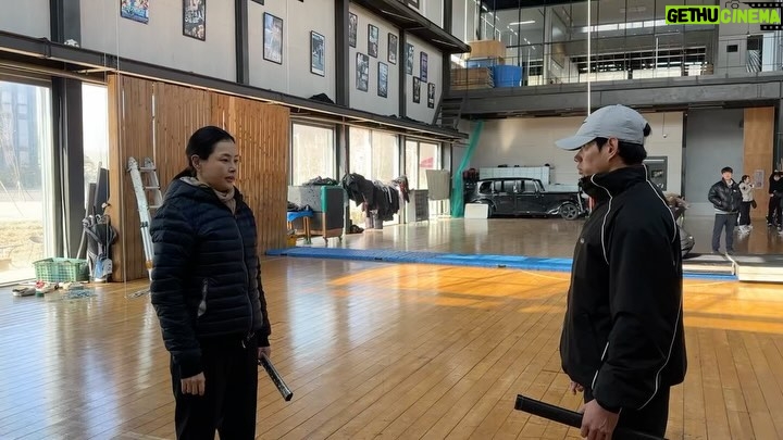 Lee Hanee Instagram - 밤에 피는 꽃은 이번 주가 벌써 막방. 그 전과는 완전히 새로운 삶과 몸을 받아들이면서 나를 검증하고 훈련하고 내던졌던 8개월의 기록.