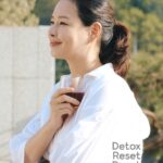 Lee Hanee Instagram – 제가 드셋을 만난지도 벌써 3년정도 되었네요.
3년동안 드셋을 주기적으로 한 결과 저는 건강과 디톡스등 많은 부분을 선물처럼 받았습니다. 임신과 출산기간에도 드셋을 꾸준히 섭취해서인지 건강하게 복귀 할 수 있었던 것 같구요.
(저 위에 사진들도 임신중기때 찍은 사진들이네요^^;)

 성인이 되어서도 정작 기본이 되는 식이습관의 중요한 부분들을 놓치고 살았던 저에게 드셋은 그것을 깨닫고 스스로를 훈련 할 수 있는 귀한 메소드가 되어 주었습니다. 
 내 몸이 원하는 것을 알아차리고 먹을 때와 먹지 않을 때, 먹어야하는 음식과 먹지 않아야하는 음식을 골라 스스로 양질의 음식을 먹이고 배부르면 그만 먹게하는 이 단순한 리듬을 타게되면 그토록 원하는 건강과 다이어트는 자연스럽게 이어지게 되는 것이죠.

 자동차도 어느 시점이 되면 잠시 쉬어 정비하듯이 내 몸도 마찬가지로 잠시 쉬어주는 시간을 갖는 것이 좋습니다. 내 의지대로 쉴 수 있는 기관들을 충분히 쉬게 하여 그 시간 동안 몸 스스로가 다시 그 기능을 회복하고 재생할 수 있도록 돕는 것, 우리 몸은 이미 그런 놀라운 능력을 갖고 있습니다.^^

 새해 1월3일부터 시작하는 이번 2023#ondeset의 7일은 몸이 다시 재생하는 주기를 따라, 특히나 피를 맑게하는 백혈구의 재생의 일주일동안 양질의 최소한의 원료를 보내어 온전히 몸이 다시 살아나는 것을 경험하는 일주일이 될거예요.

 38가지 국내산 재료만으로 100년된 항아리에 5년을 숙성해서 만들어진다는 이 세상과 역행하는 듯한? 이 수지타산 안맞는 제품을 확인하러 아무 연고없는 소비자 일때 나주에 잇는 공장을 찾아가 제가 직접 확인하였습니다. (전 먹는 것과 건강에 대해 진심입니다ㅋ)
 수 천개의 항아리가 각자 매실, 무, 사과 등등의 이름표를 달고 숨을 쉬고 있는 광경을 아직도 잊을 수 가 없습니다.
인간에게 가장 이상적인 식이인 뿌리부터 줄기, 잎, 열매, 버섯, 해조류까지 검증이 가능한 국내산 38가지 원료로 대를 이어 사명감을 갖고 이어오신 대표님과 아버님께 진심 장인이시라는 표현을 드리고 싶었습니다.

 드셋은 오랫동안 식이와 기타 질병등으로 고생하시는 분들께 정말 추천드리고 싶습니다. 그동안 수고한 내 몸을 건강하고 온전하게 리셋하고 싶은분들께도 물론 입니다. ^^

 2023년 1월3일 시작하는 신년 #ondeset에 저도 함께 합니다. 신청하시는 분들께 보내드리는 Zoom화상미팅으로 효소건강박사님과 더 깊이 있는 설명과 더불어 절식의 힘듦과 고충은 저와 함께 실시간 나누시면서 함께 호흡하며 갑니다.

쉼없이 달려가는 자신에게 주는 값진 선물이 될꺼예요. 
You are what you eat!🙏💛

#clean2023 #ondeset #ondeset2023 #dryjanuary2023
@deset_project 

(두 번째 사진은 <식습관의 인문학>이라는 책의 표지사진입니다. 2023#ondeset 참여하시는 분들 줌들어 오시기전 혹은 하시면서 같이 읽으면 도움이 되실거 같아 첨부했어요. 책 협찬은 감사하지만 정중히 사양합니다.🙏💛)