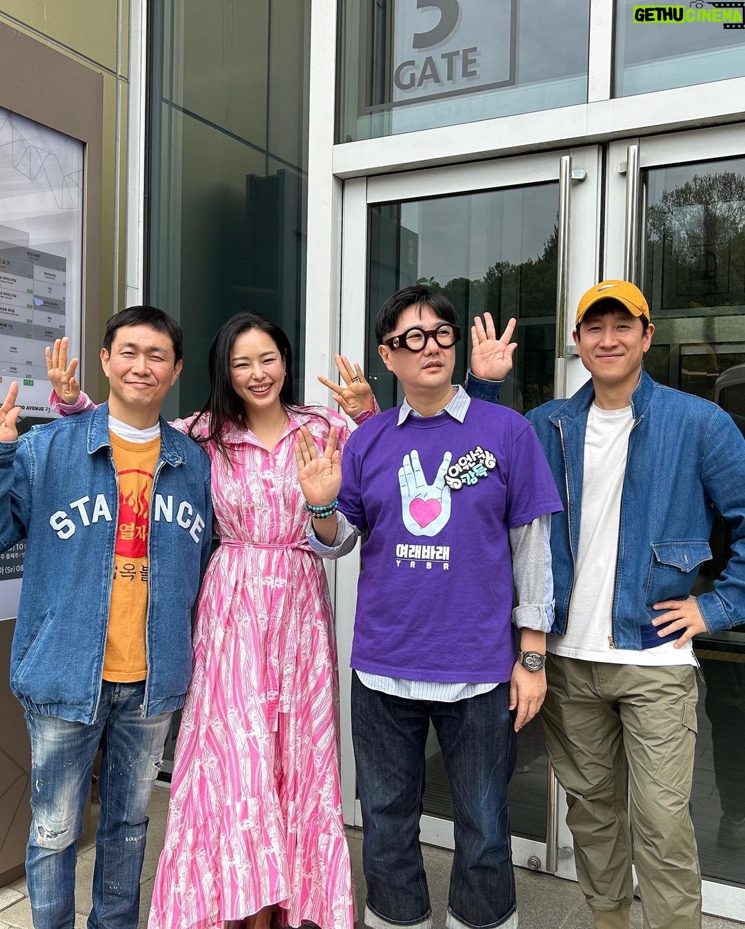 Lee Hanee Instagram - #킬링로맨스 사랑하는 이들과 감사한 무대인사💃 . 에그가 후라이가 됐다 다시 에그가되는 희한한 경험 ㅎ 일주일사이 평점이 2점이나 올랐네요. 관객분들 덕분입니다! . 여래바래들 다들 킬로보러오세요🙏🧡
