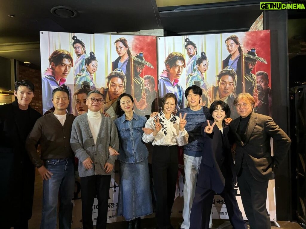 Lee Hanee Instagram - 영화 외계인 2부의 멋진 배우님들과 감독님^^ 극장 많이 찾아주세요! 이제 한국판 어벤져스를 즐기실 시간이옵니다ㅎ💃❤️