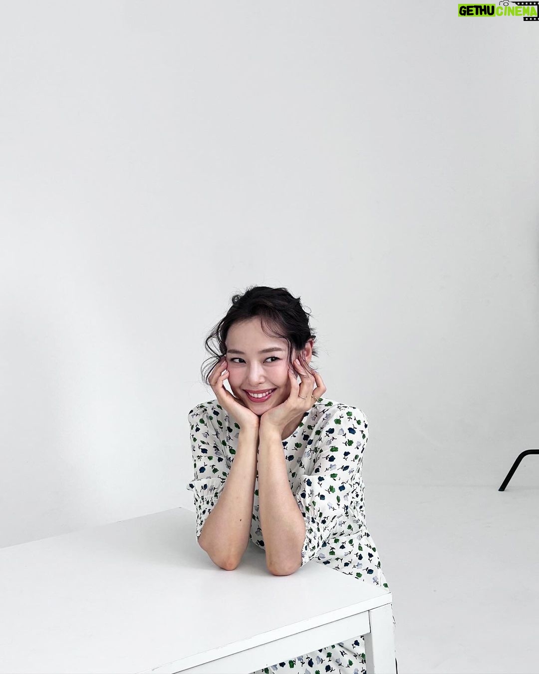 Lee Hanee Instagram - 비너스덕에 꽃받침도 해보규🌸 . 늘 좋지만, 봄 촬영은 설레여서 더 좋아!ㅎ💗 . @venus.korea