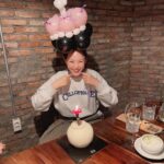Lee Hanee Instagram - 촬영 때문에 생일이고 뭐고 하다 벙개에 벙개로 한 24년의 생일. 생일을 빌미로 사랑하는 사람들을 불러모아 한자리에서 볼 수 있다는 건 생일자의 특권인듯~ . 그래, 같이 축하할 땐 축하하고 기뻐할 땐 기뻐하고 슬퍼할 땐 슬퍼하는 거지. 그쳐?ㅎ . 사랑해요. 고마워요. 🙏🧡