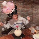 Lee Hanee Instagram - 촬영 때문에 생일이고 뭐고 하다 벙개에 벙개로 한 24년의 생일. 생일을 빌미로 사랑하는 사람들을 불러모아 한자리에서 볼 수 있다는 건 생일자의 특권인듯~ . 그래, 같이 축하할 땐 축하하고 기뻐할 땐 기뻐하고 슬퍼할 땐 슬퍼하는 거지. 그쳐?ㅎ . 사랑해요. 고마워요. 🙏🧡