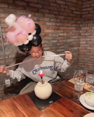 Lee Ha-nee Instagram - 촬영 때문에 생일이고 뭐고 하다
벙개에 벙개로 한 24년의 생일.
생일을 빌미로
사랑하는 사람들을 불러모아
한자리에서 볼 수 있다는 건 생일자의 특권인듯~
.
그래, 같이 
축하할 땐 축하하고
기뻐할 땐 기뻐하고
슬퍼할 땐 슬퍼하는 거지.
그쳐?ㅎ
.
사랑해요. 고마워요. 🙏🧡