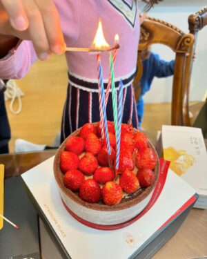 Lee Ha-nee Instagram - 촬영 때문에 생일이고 뭐고 하다
벙개에 벙개로 한 24년의 생일.
생일을 빌미로
사랑하는 사람들을 불러모아
한자리에서 볼 수 있다는 건 생일자의 특권인듯~
.
그래, 같이 
축하할 땐 축하하고
기뻐할 땐 기뻐하고
슬퍼할 땐 슬퍼하는 거지.
그쳐?ㅎ
.
사랑해요. 고마워요. 🙏🧡