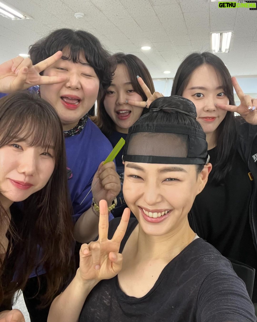 Lee Hanee Instagram - 언니의 남상?을 더욱 돋보이게 해준 우리 혜윤이 보미, 규리, 민서, 의분미 이쁘니들~ 모두 감사감사해! 정말 고생많았어ㅠㅠ 고맙고 사랑해🙏🧡