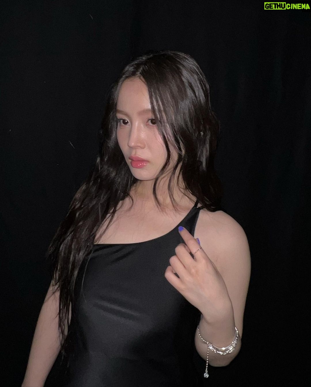 Lee Hi Instagram - Capture this moment What a night Singapore!!!💙 First day of our tour but this crowd makes me goosebumps! Thank you for supporting me and my family AOMG! You guys show us much of love!!♥️XOXO♥️, love u🙈