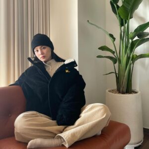Lee Hi Instagram - 🦢☀️🤗
#광고 #무신사 #와릿이즌 @musinsacom @whatitisnt__kr 

2월까지 전 이 패딩과 함께 버팁니다.. 🦢 여러분 모두 미리 새해복 많이 받으세요 💕🥰💕 

📸 @munchinthepool ㅋㅋㅋㅋㅋ😗👍🏻