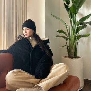 Lee Hi Instagram - 🦢☀️🤗
#광고 #무신사 #와릿이즌 @musinsacom @whatitisnt__kr 

2월까지 전 이 패딩과 함께 버팁니다.. 🦢 여러분 모두 미리 새해복 많이 받으세요 💕🥰💕 

📸 @munchinthepool ㅋㅋㅋㅋㅋ😗👍🏻