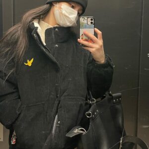 Lee Hi Instagram - 🦢☀️🤗
#광고 #무신사 #와릿이즌 @musinsacom @whatitisnt__kr 

2월까지 전 이 패딩과 함께 버팁니다.. 🦢 여러분 모두 미리 새해복 많이 받으세요 💕🥰💕 

📸 @munchinthepool ㅋㅋㅋㅋㅋ😗👍🏻
