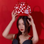 Lee Hi Instagram - Merry Christmas 🎄 #광고 #LVxYayoiKusama @louisvuitton