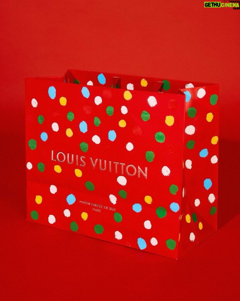Lee Hi Instagram - Merry Christmas 🎄 #광고 #LVxYayoiKusama @louisvuitton