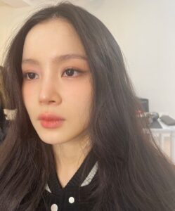 Lee Hi Instagram - 🚶🏻‍♀️💕