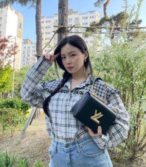 Lee Hi Instagram - #광고 @louisvuitton