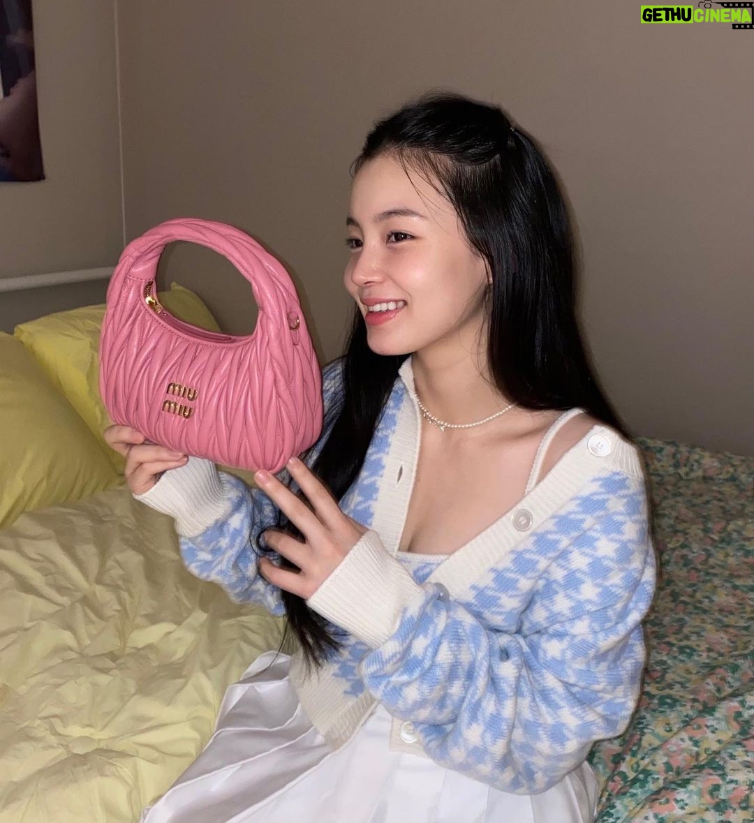 Lee Hi Instagram - 🌷 @miumiu #miumiu #miuwander #광고