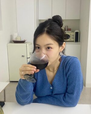 Lee Hi Instagram - 잔에든거 웰치스 포도맛