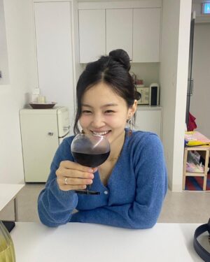 Lee Hi Instagram - 잔에든거 웰치스 포도맛
