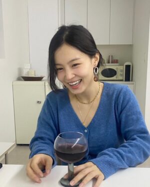 Lee Hi Instagram - 잔에든거 웰치스 포도맛