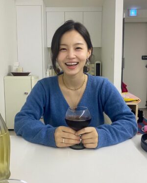 Lee Hi Instagram - 잔에든거 웰치스 포도맛