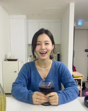 Lee Hi Instagram - 잔에든거 웰치스 포도맛