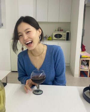 Lee Hi Instagram - 잔에든거 웰치스 포도맛
