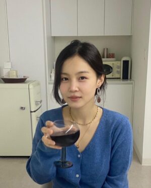 Lee Hi Instagram - 잔에든거 웰치스 포도맛