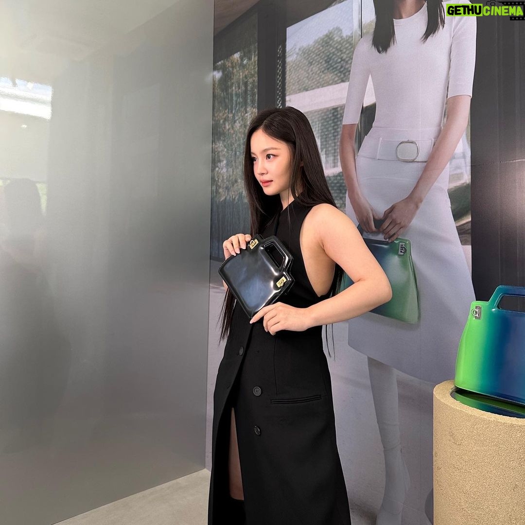 Lee Hi Instagram - #광고 #FERRAGAMOPF23 @FERRAGAMO @_MAXIMILIANDAVIS_ 페라가모가 성수동에서 2023 프리폴 컬렉션 컨셉츄얼 팝업스토어를 선보였습니다. 크리에이티브 디렉터 맥시밀리언 데이비스가 새로운 감각으로 담아낸 이번 컬렉션은 화려한 디자인과 현대적인 감각, 미니멀한 실루엣을 더해 다양한 소재로 페라가모만의 할리우드를 구현했습니다. 데님부터 이브닝 웨어까지 일상 생활 속 필수적인 아이템을 모던한 무드로 재해석한 페라가모 2023 프리폴 컬렉션을 지금 만나보세요.