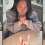 Lee Hi Instagram - 2021은 주변의 소중한 사람들 덕분에 많이 웃을수 있는 해를 보냈습니다.✨ 2022 새해, 우리 모두가 더 활짝 웃을일로 가득하길.❤️