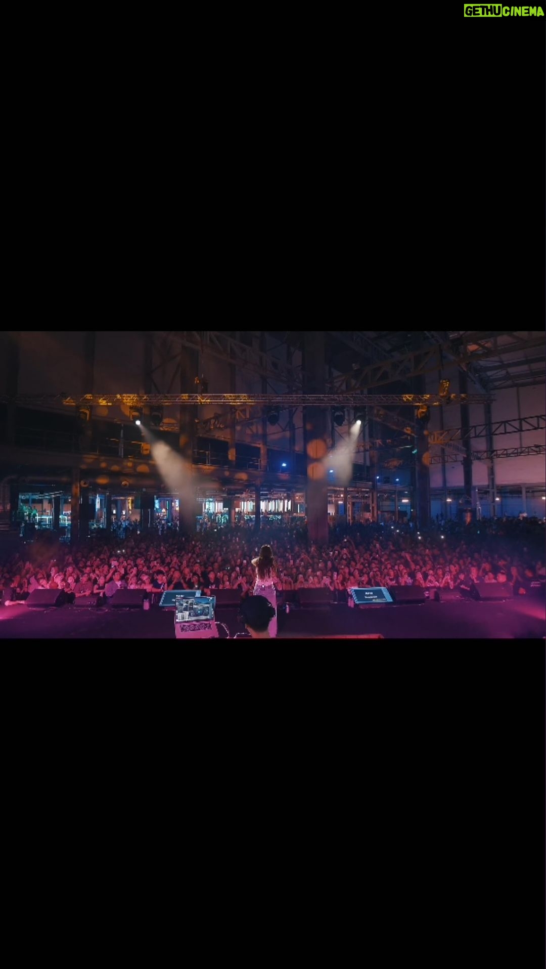Lee Hi Instagram - 🐯🍺 Yesterday was crazy!! Love u Singapore❤️ Hope to see you soon again😝