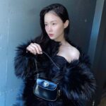 Lee Hi Instagram - 🖤post born day post🖤 “I woke up like thisss” 프라다의 2022년 봄여름 여성복 패션쇼가 9월 24일 저녁 10시에 진행됩니다. 미우치아 프라다와 라프시몬스가 함께 하는 이번 컬렉션에는 밀라노와 상하이 두 곳에서 진행된다고 합니다. 새로운 형식으로 진행되는 프라다쇼를 함께 감상해보실까요~? @Prada #PradaSS22 #ad