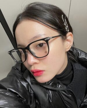 Lee Hi Instagram - 립스틱을 발라도 뽐내지 못하는걸…🥲 또르르