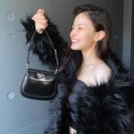 Lee Hi Instagram - 🖤 미우치아 프라다와 라프시몬스가 함께하는 이번 컬렉션 곧 시작합니다.새로운 형식으로 진행되는 프라다쇼 두근🖤 @prada #PRADA #PradaSS22 #ad
