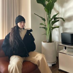 Lee Hi Instagram - 🦢☀️🤗
#광고 #무신사 #와릿이즌 @musinsacom @whatitisnt__kr 

2월까지 전 이 패딩과 함께 버팁니다.. 🦢 여러분 모두 미리 새해복 많이 받으세요 💕🥰💕 

📸 @munchinthepool ㅋㅋㅋㅋㅋ😗👍🏻