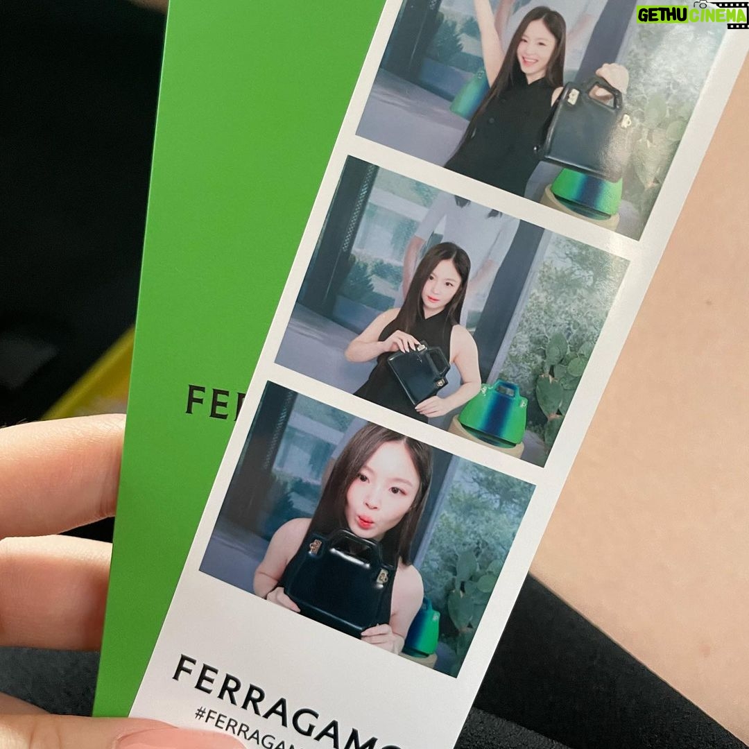 Lee Hi Instagram - #광고 #FERRAGAMOPF23 @FERRAGAMO @_MAXIMILIANDAVIS_ 페라가모가 성수동에서 2023 프리폴 컬렉션 컨셉츄얼 팝업스토어를 선보였습니다. 크리에이티브 디렉터 맥시밀리언 데이비스가 새로운 감각으로 담아낸 이번 컬렉션은 화려한 디자인과 현대적인 감각, 미니멀한 실루엣을 더해 다양한 소재로 페라가모만의 할리우드를 구현했습니다. 데님부터 이브닝 웨어까지 일상 생활 속 필수적인 아이템을 모던한 무드로 재해석한 페라가모 2023 프리폴 컬렉션을 지금 만나보세요.
