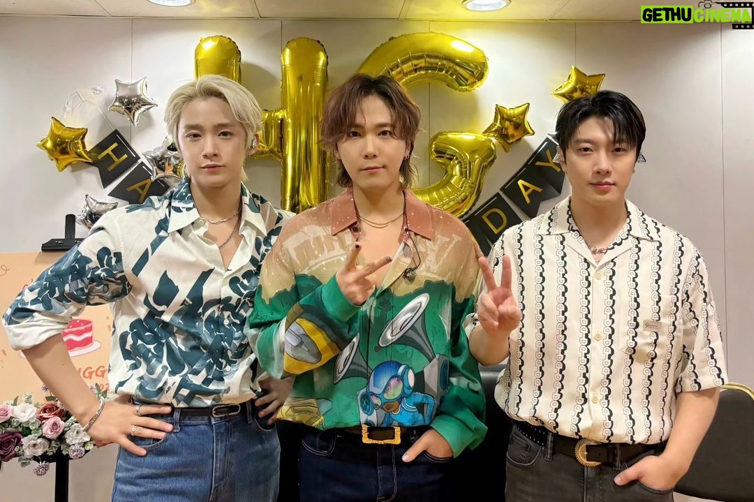 Lee Hong-gi Instagram - 태어난날에 콘서트를 해본지가 너무 오래되었는데 홍콩에서 많은 팬들과 함께할수있어 너무 행복했다!!! 역시나 열정적인 #hongkong#primadonna 고맙습니다!!!우리 꼭 다시만나자!!! 단체사진에 뒤에랑 2층에 있는 친구들이 안보이는데 영상에는 그래도 좀 보여서 다행이야!!!ㅎㅎㅎ 정말정말 고맙습니다😀🤘 #ftisland#heyday