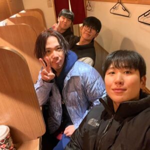 Lee Hong-gi Instagram - 내가 널 처음알았을땐 이렇게 날 기다리게 하지않았는데..
이젠 멀리서 널 바라보고 기다리게 만들었구나...
그래도 오랜만에 너무 반가웠고 행복했어☺️
분명 내앞에 있었는데...없었어...
한시간 기다리며 설레였던마음도...
다음에 또 만나자 안녕 이치란...❤️