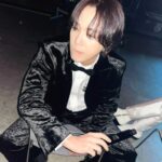 Lee Hong-gi Instagram - #fnckingdom #10anniversary #ftisland 앞으로 더 좋은 음악과 이야기들로 자주 만나자 우리와 자주 놀자 오늘 했던 약속 서로 꼭 기억하자🤘🤘 おれらのつづきのたびがたのしみだな!!!! いちよう!!! 12/23にちにあお!!! もっとうたってはなししてあそぼ!!!!🫠☺️🤘