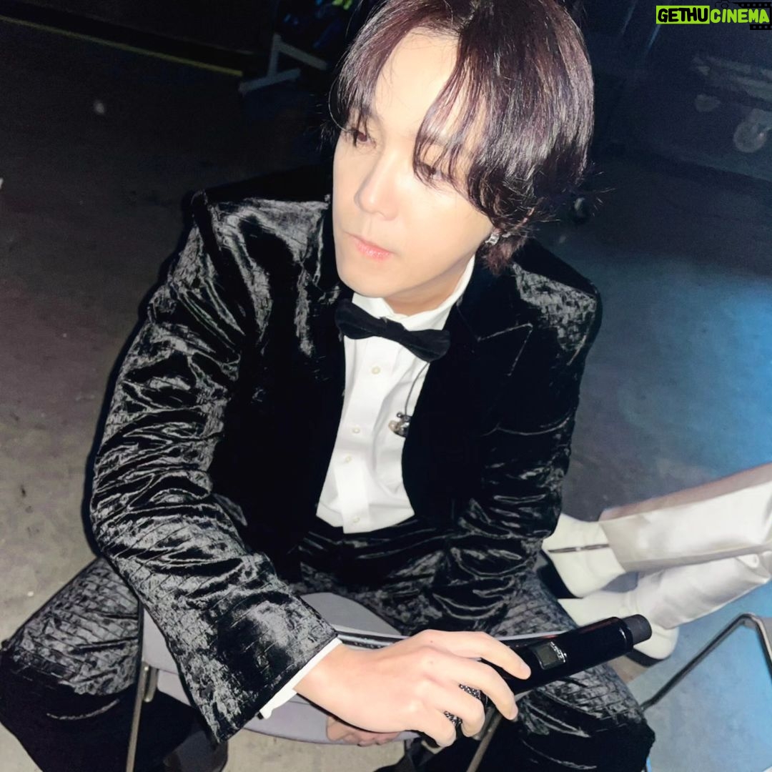 Lee Hong-gi Instagram - #fnckingdom #10anniversary #ftisland 앞으로 더 좋은 음악과 이야기들로 자주 만나자 우리와 자주 놀자 오늘 했던 약속 서로 꼭 기억하자🤘🤘 おれらのつづきのたびがたのしみだな!!!! いちよう!!! 12/23にちにあお!!! もっとうたってはなししてあそぼ!!!!🫠☺️🤘