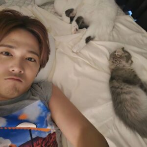 Lee Hong-gi Instagram - 낮잠자고일어나면 어느새 옆에있네 ㅋㅋ
#쩔셈#덧셈