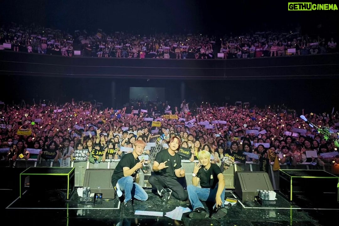 Lee Hong-gi Instagram - 언제나 열정적인 공연으로 만들어주는건 그대들입니다. 신곡이 6곡이나 있었는데도 집중하며 들어줘서 너무 고맙고 너무 좋았어요. 내일도 행복한 하루 빡신 하루 만들어봅시다!!!!🤘 Ps 남성팬분들 같이 노래 부르다가 삑사리나는건 자연스러울수있어!!쫄지마 ㅋㅋㅋㅋㅋ 여성팬분들은 옥타브 올려서 가능하자나??? 내일 기대할께!!!키키키키키키 #ftisland #concert #sage