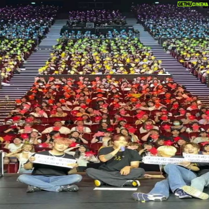 Lee Hong-gi - 46.2K Likes - 오늘 대만 콘서트를 마지막으로 RE FTISLAND CONCERT TOUR 가 끝이났습니다. 너무너무 감사하고 팬분들한테 반대로 노래선물도 받고 큰 에너지 많이 받아갑니다.
다다음주부터 시작되는 HEYDAY FTISLAND CONCERT TOUR 로 다시 여러분들에게 좋은 공연 선물하러 돌아댕기겠습니다.
감사했습니다.곧 또 만나요!!!
#FTISLAND