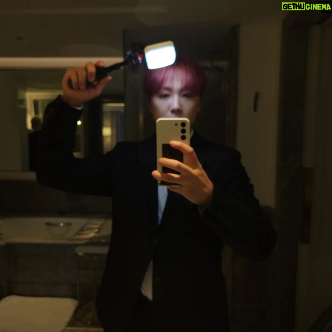 Lee Hong-gi Instagram - 조명활용법... 이거 맞나요? @moon_jy_ 왜케 좋아해???