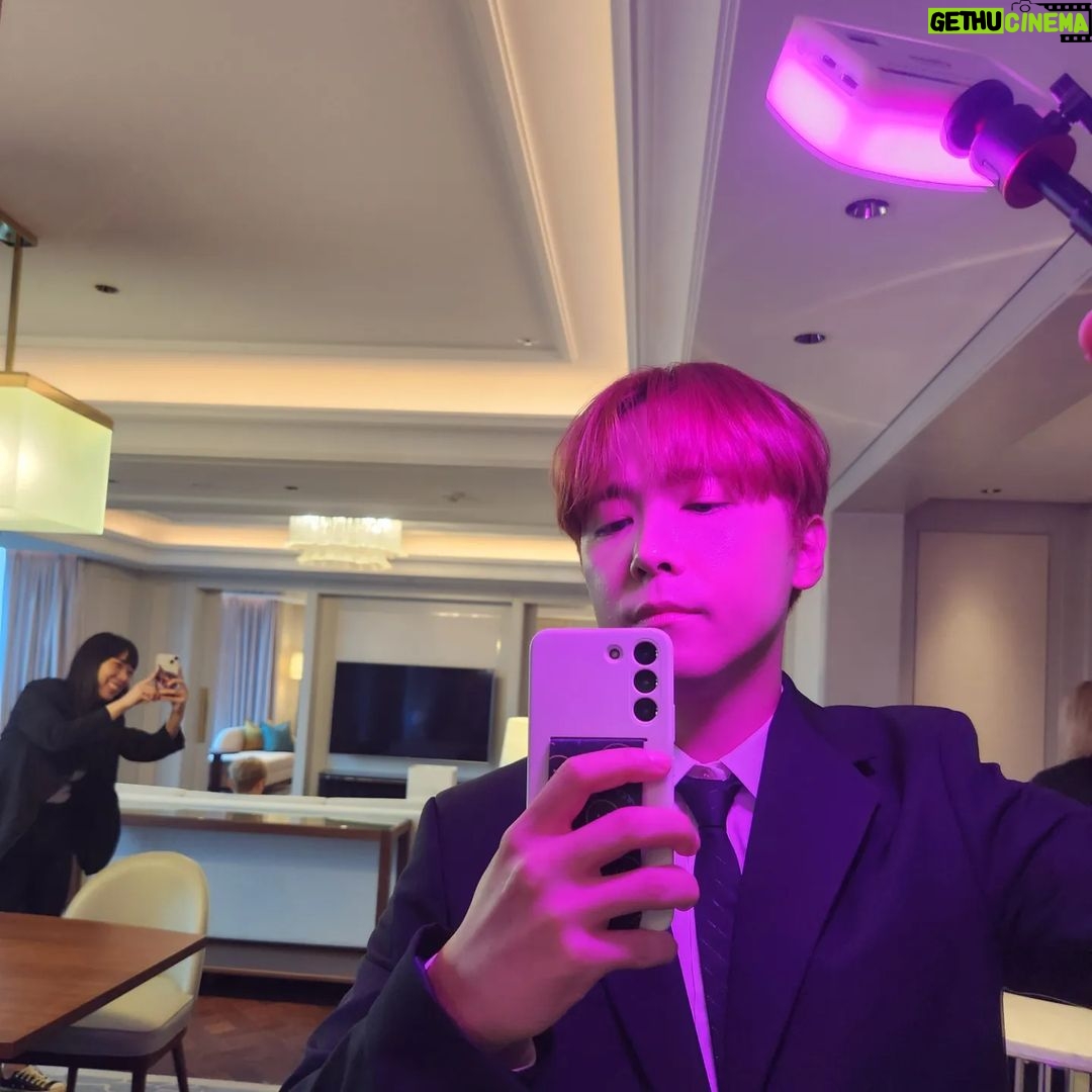 Lee Hong-gi Instagram - 조명활용법... 이거 맞나요? @moon_jy_ 왜케 좋아해???