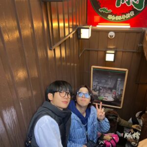 Lee Hong-gi Instagram - 내가 널 처음알았을땐 이렇게 날 기다리게 하지않았는데..
이젠 멀리서 널 바라보고 기다리게 만들었구나...
그래도 오랜만에 너무 반가웠고 행복했어☺️
분명 내앞에 있었는데...없었어...
한시간 기다리며 설레였던마음도...
다음에 또 만나자 안녕 이치란...❤️