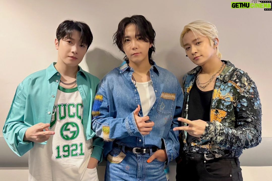 Lee Hong-gi Instagram - 와우...이번엔 7년만에 만난 #singapore#primadonna 너무너무 즐거웠습니다!!!😚🤘 이렇게나 반겨주고 잊지않고 노래들 다 기억해주고 신곡도 다 듣고와주고!!! 어느곳을 가도 여러분들 덕분에 힘이납니다!!! 새로만든 노래 살짝 스포했는데 조그만 기다려줘요!! 약속대로 곧 돌아올께요😁 약속!!!!!!!🤙 つぎはどこ?? #너무너무thankyou#ftisland#heyday